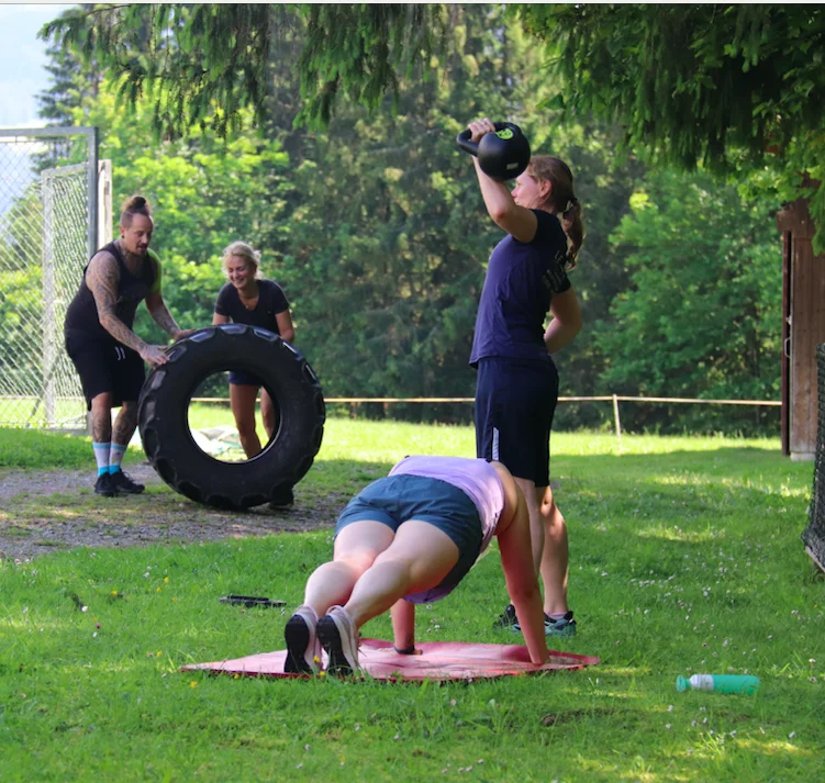 Bootcamp groepsactiviteit zomerretraite in Oostenrijk
